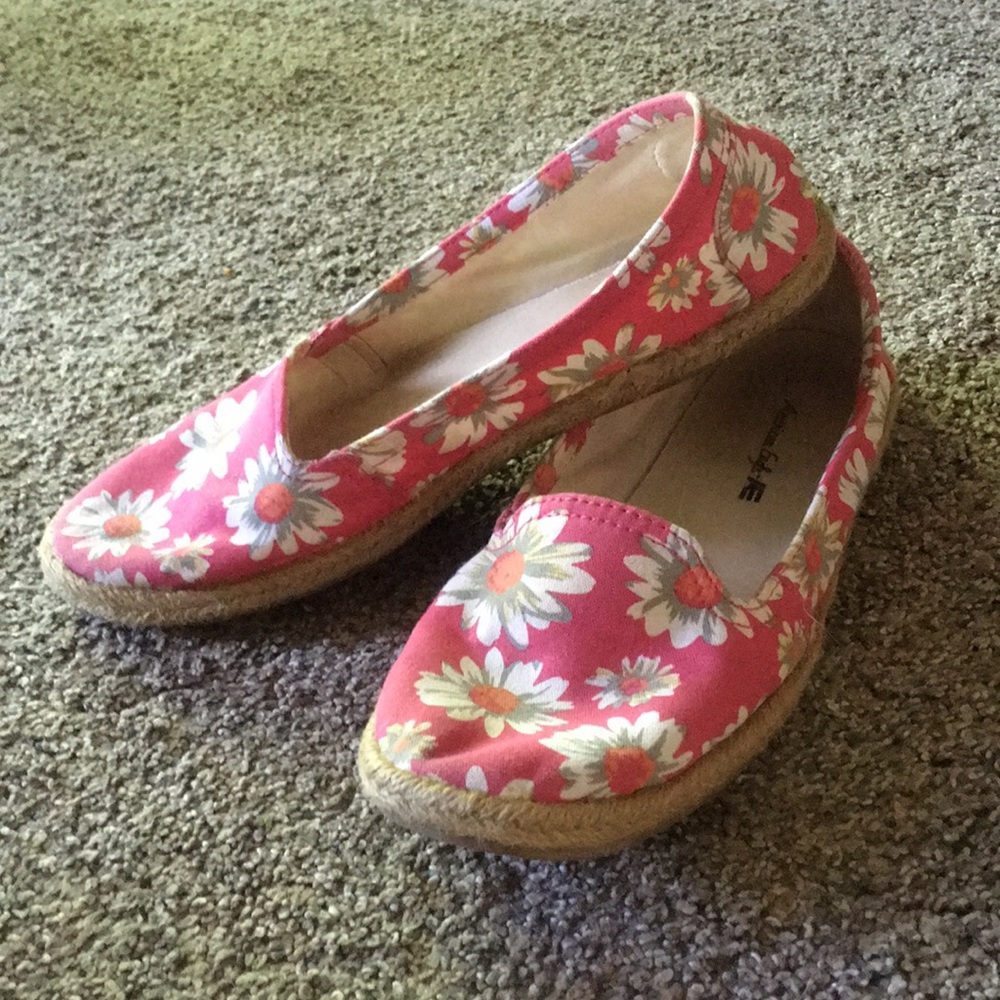Pink slip ons with daisy’s size 7